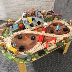 Гараж с трассой Тачки 3 (17211_KE)